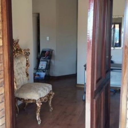 Budias Guest House Kempton Park Extérieur photo